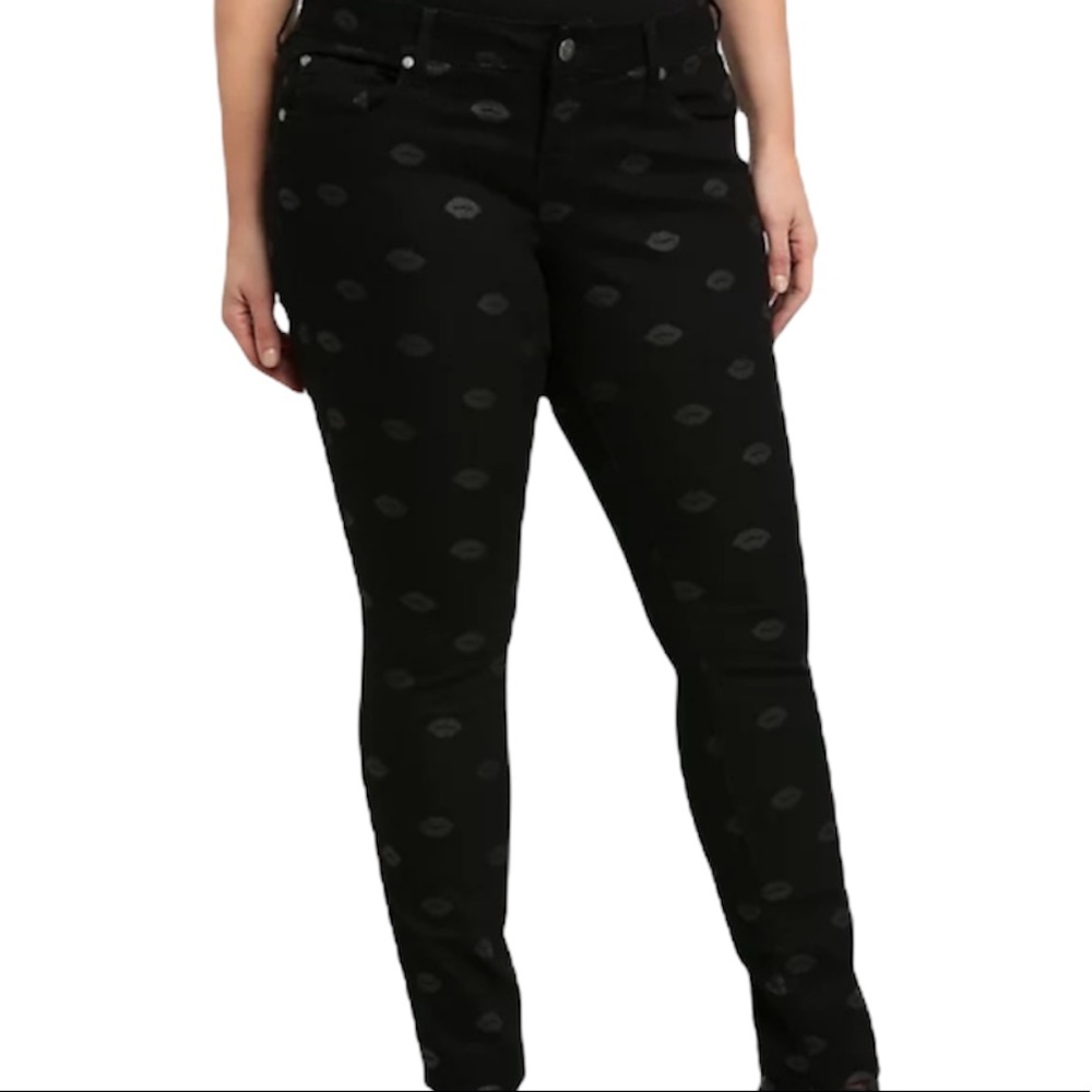 Torrid 16T black kiss lip skinny jeans